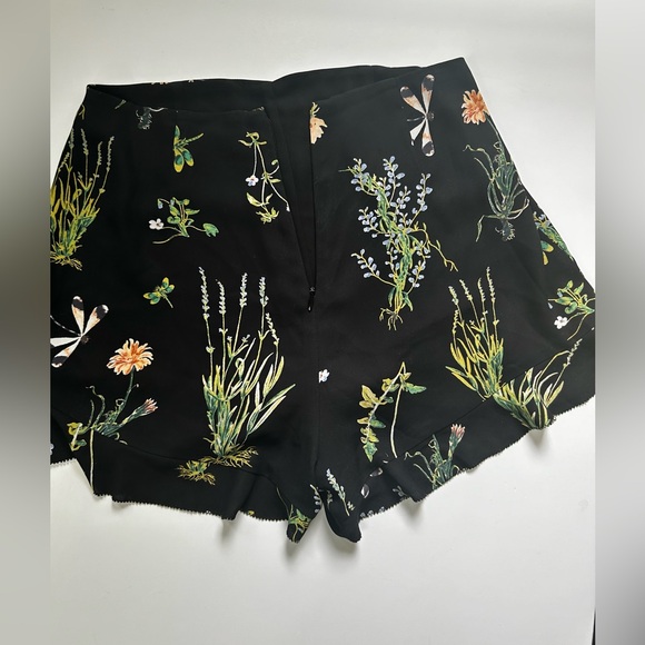 Aritzia Sunday Best black floral lined shorts with ruffled leg edges. Size 0 - Picture 5 of 7